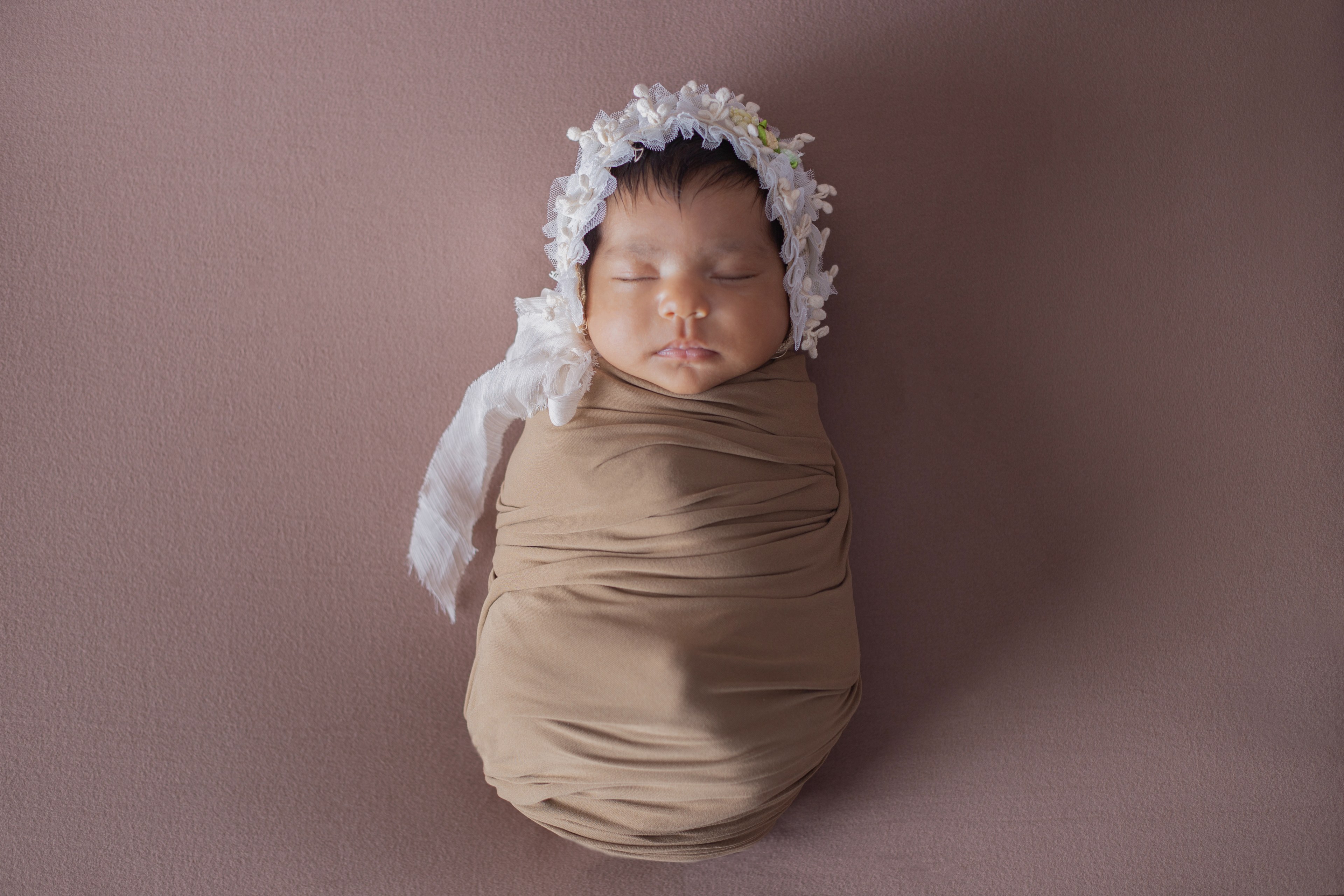 Simple classy newborn photoshoot by Indira Thakur Photography 